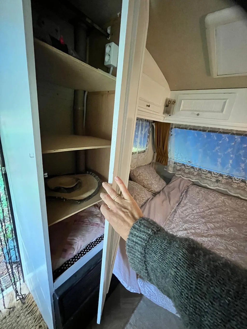 Off grid retro caravan in peacefull forest garden