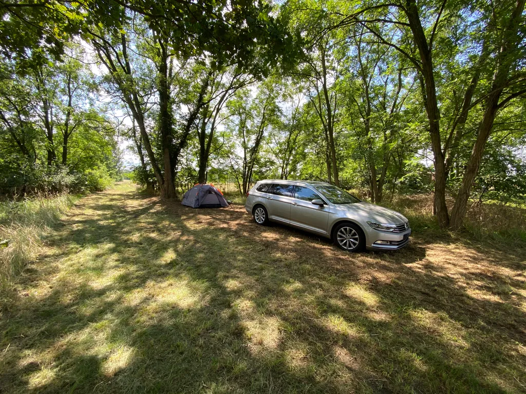 ...große Stellplatzfläche für PKW, Camper oder Wohnmobile...