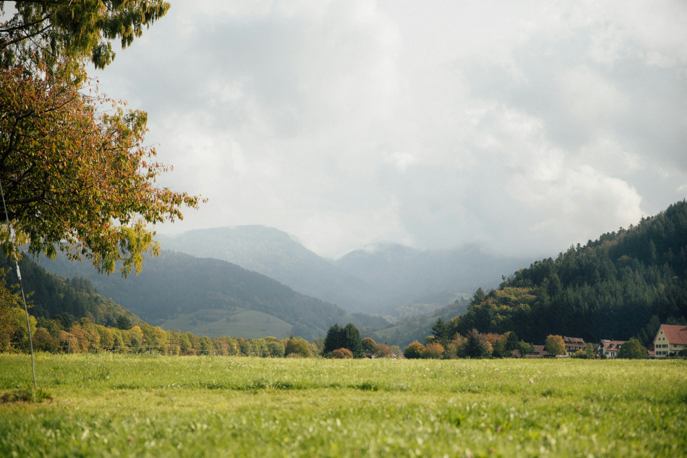 Herbstlicher Blick in die Weite und auf den Belchen.