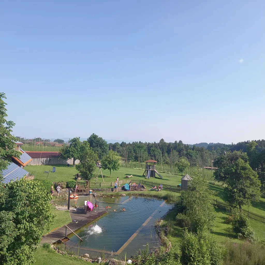 Schwimmteich/Naturpool mit Spielplatz