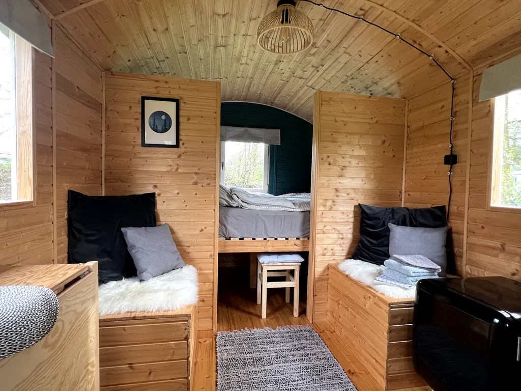 Auszeit am Kanal im Zirkuswagen