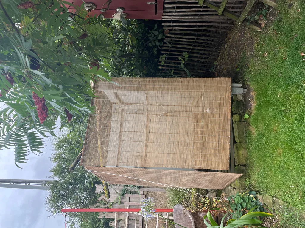 Idyllischer Garten mit Platz für Zelte