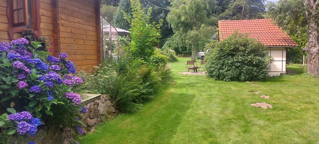 Urige Blockhütte mit Fasssauna in schönem Garten