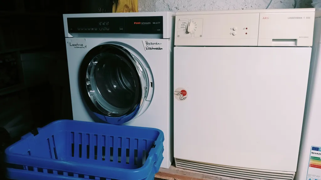 Die Waschmaschine und der Tumbler (Trockner) den Sie für Fr.2.- benützen dürfen pro Partei