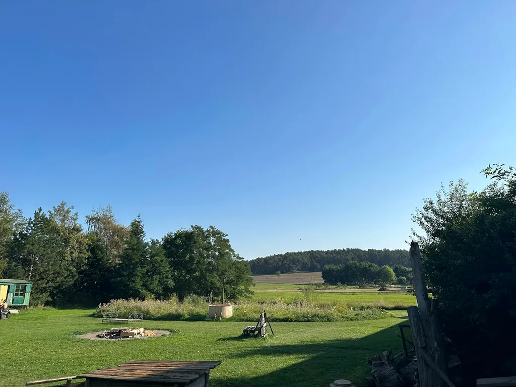 Idyllischer Apfelgarten mit Sauna