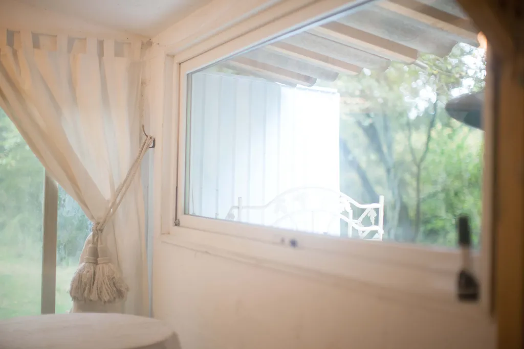 Weiter untem im Foto wäre der kleine runde Tisch it zwei Stühlen