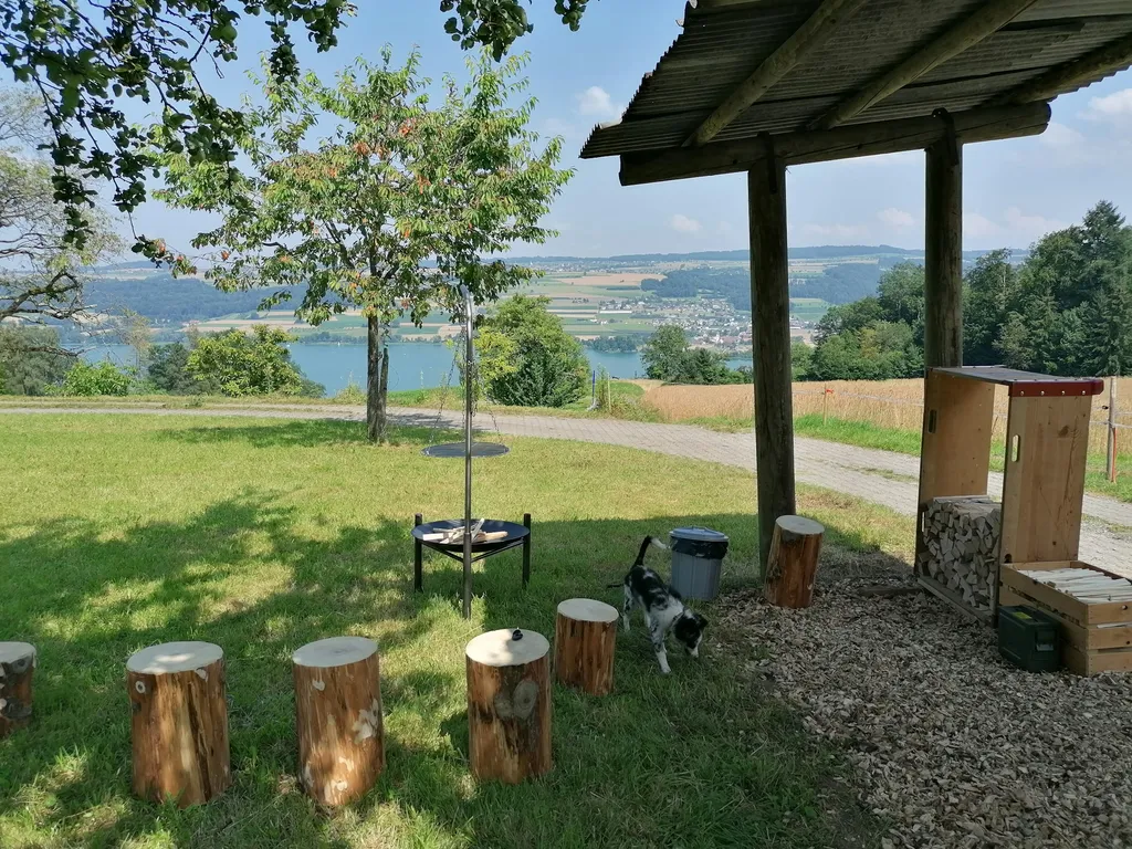 Camp im Obstgarten mit Seeblick